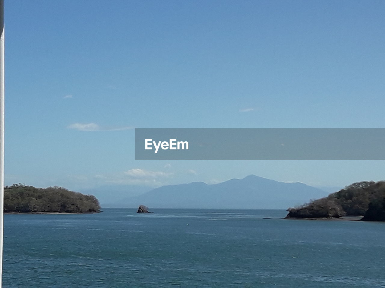 SCENIC VIEW OF SEA AND MOUNTAINS AGAINST SKY