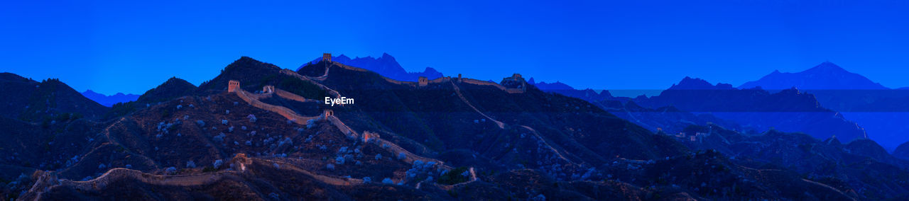 Panoramic view of the great wall and the mountains at dusk