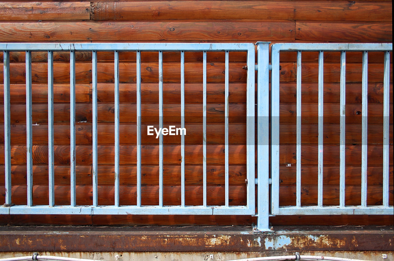 CLOSE-UP OF WOODEN WALL