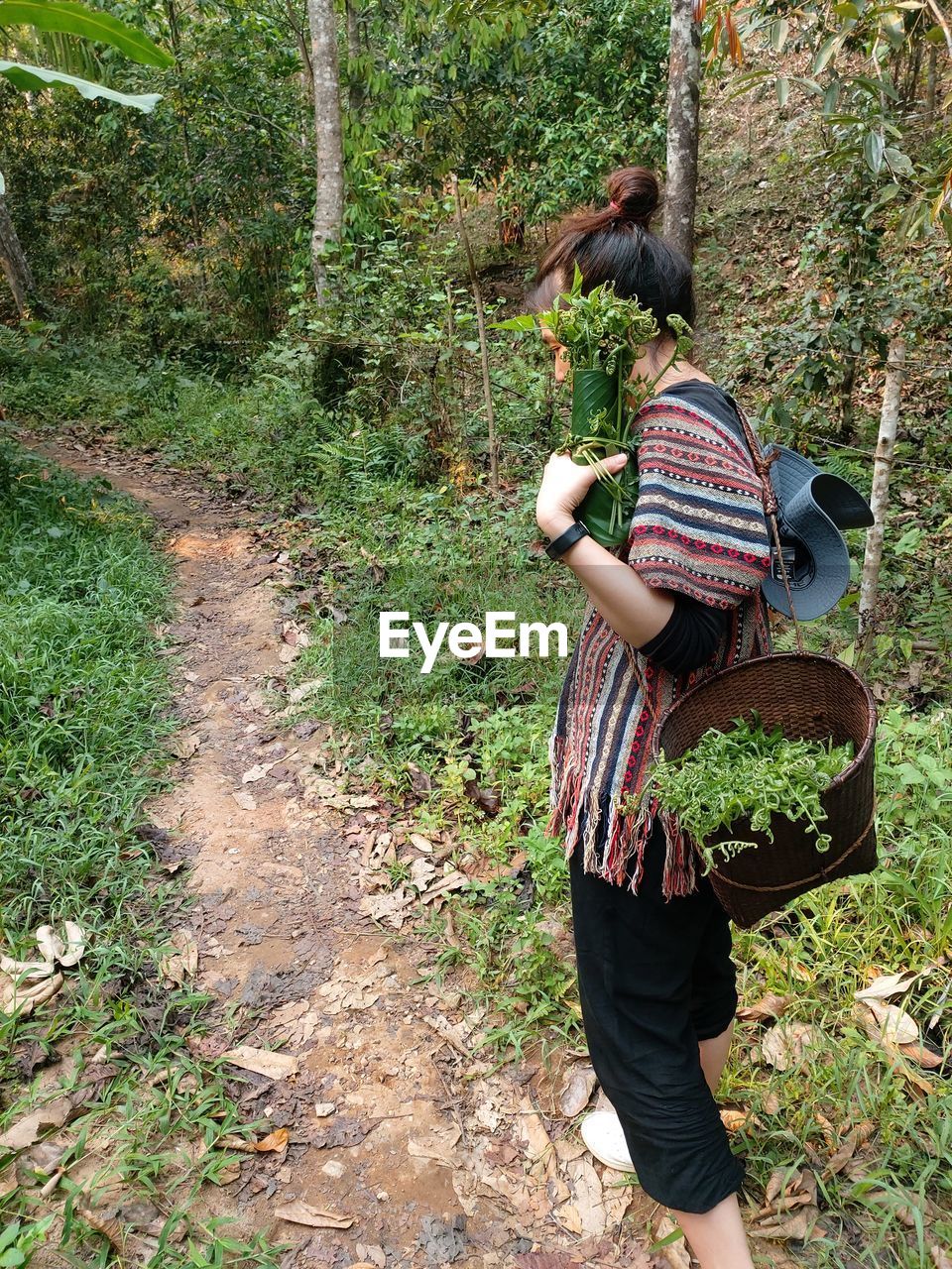 FULL LENGTH REAR VIEW OF WOMAN IN FIELD