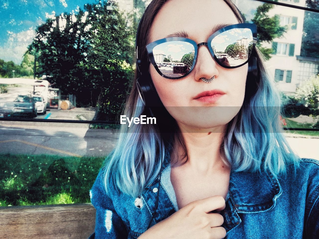 CLOSE-UP PORTRAIT OF YOUNG WOMAN WITH SUNGLASSES