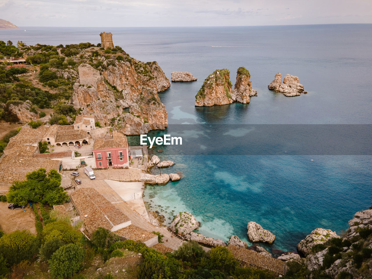 HIGH ANGLE VIEW OF ROCKS ON SHORE