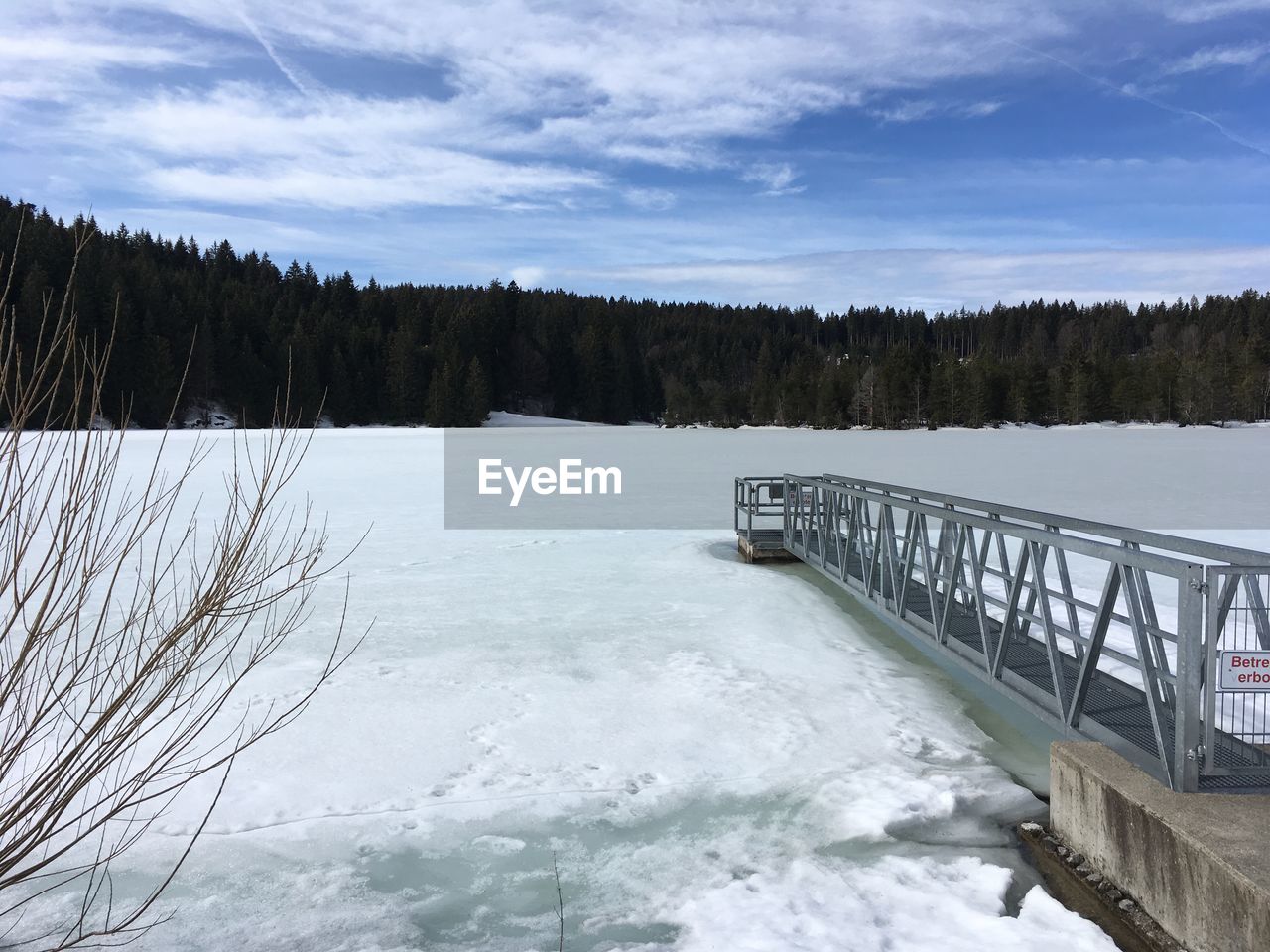 SCENIC VIEW OF LAKE AGAINST SKY DURING WINTER