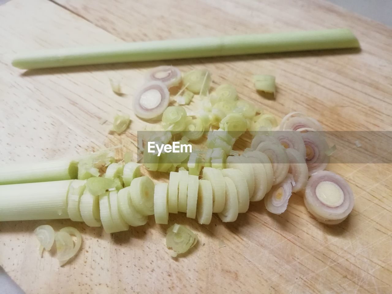 HIGH ANGLE VIEW OF CHOPPED ON CUTTING BOARD