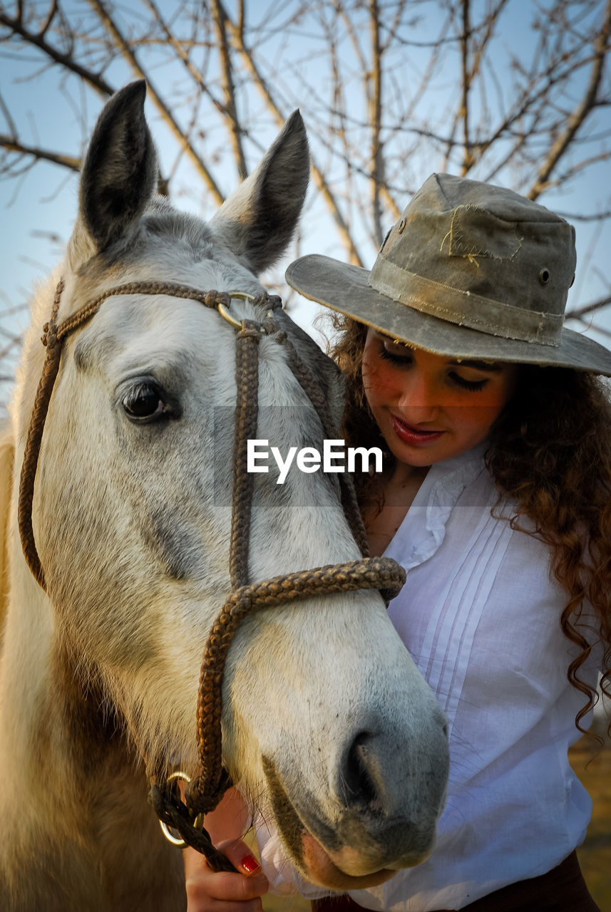 Photo session of a young girl dressed as a gaucho and her riding horse