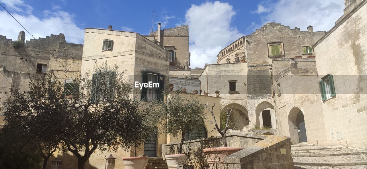 architecture, built structure, building exterior, building, sky, history, ancient history, town, the past, nature, travel destinations, city, cloud, place of worship, religion, tree, travel, plant, no people, day, old, tourism, outdoors, sunlight, château, belief, castle, estate, medieval, worship, spirituality, ruins