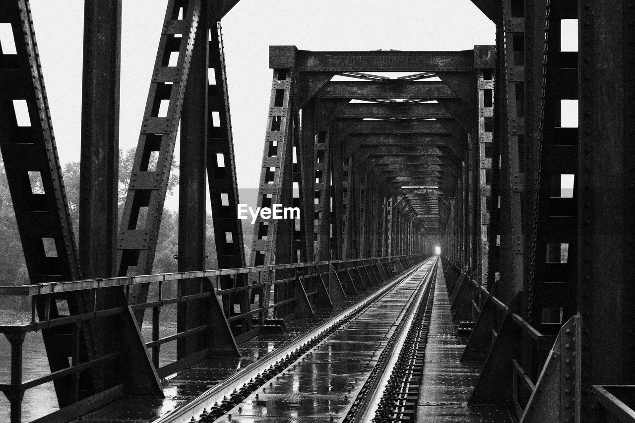 Old steel train bridge casalmaggiore, lombardia, italia
