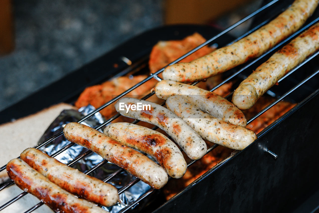 CLOSE-UP OF MEAT ON BARBECUE GRILL