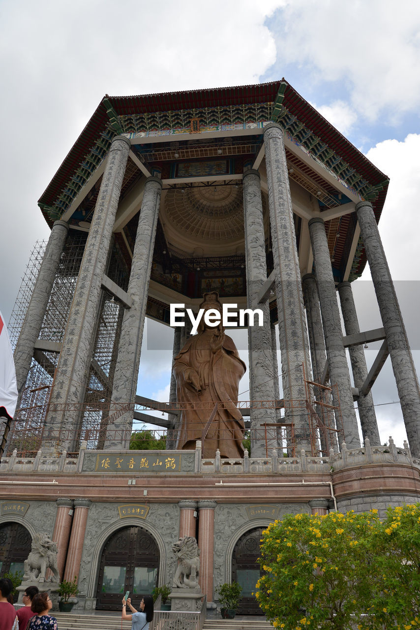 LOW ANGLE VIEW OF STATUE AGAINST BUILDING