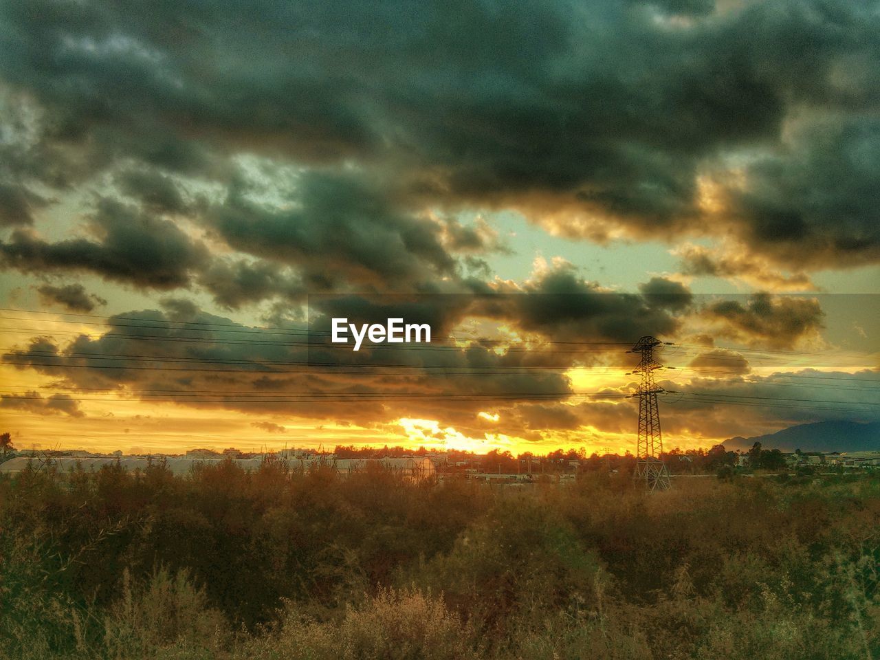 SCENIC VIEW OF LANDSCAPE AGAINST CLOUDY SKY AT DUSK