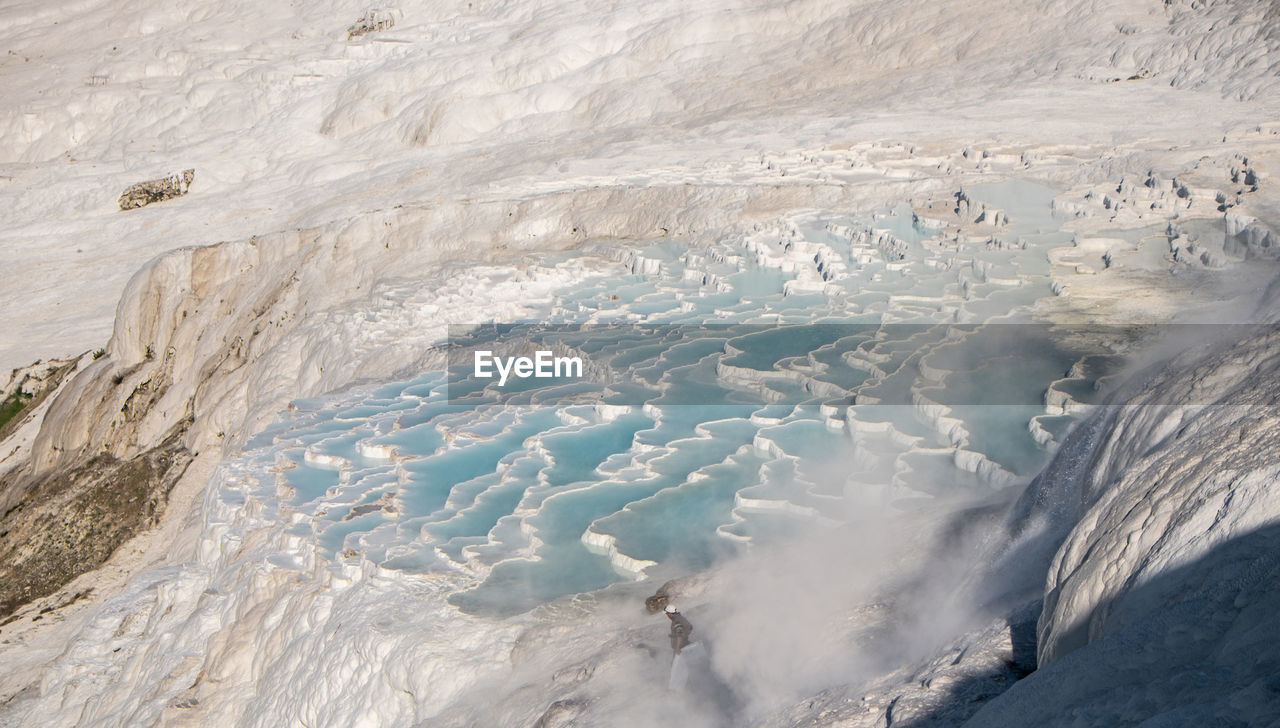 HIGH ANGLE VIEW OF WATER FLOWING THROUGH LAND