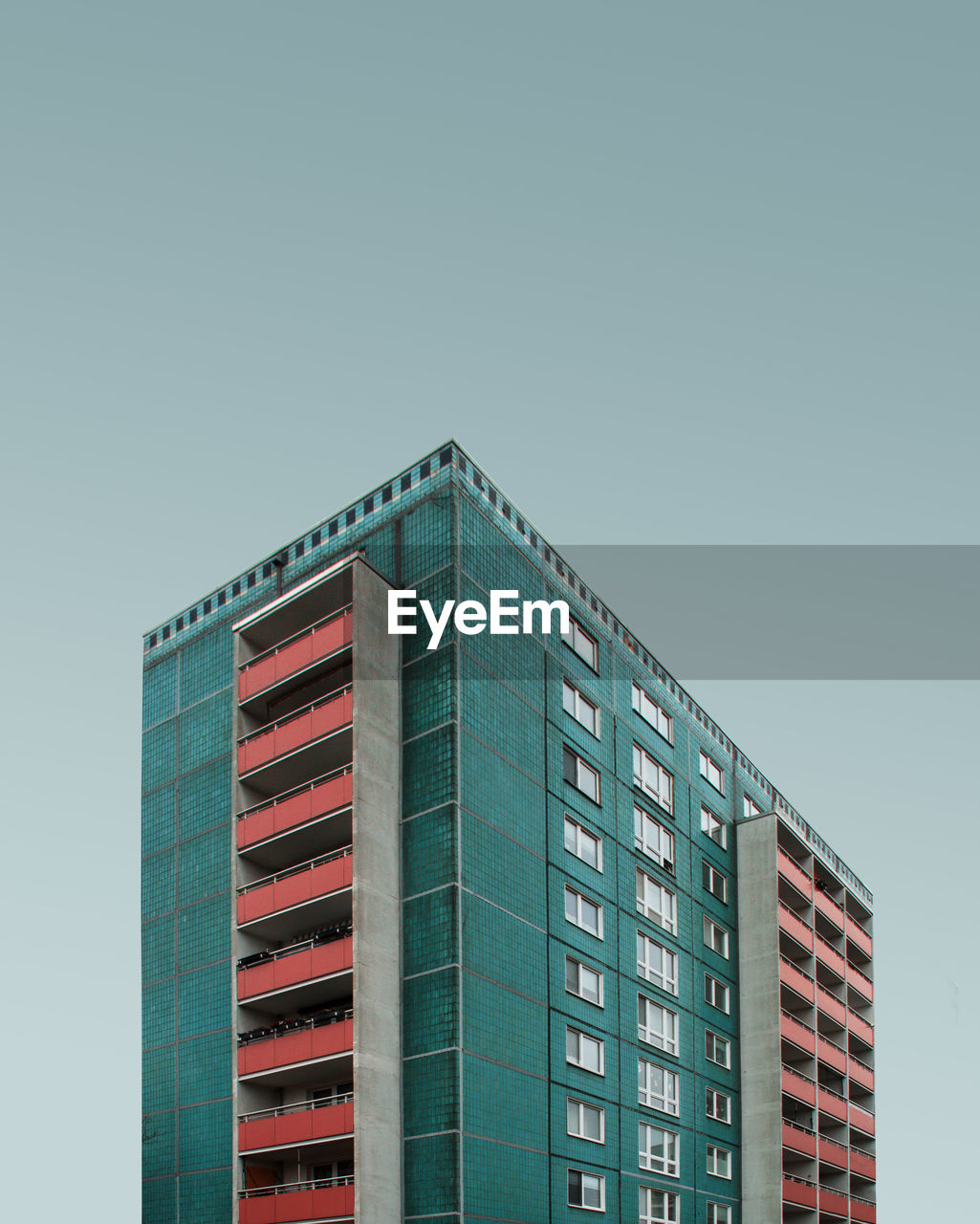 LOW ANGLE VIEW OF MODERN BUILDING AGAINST SKY