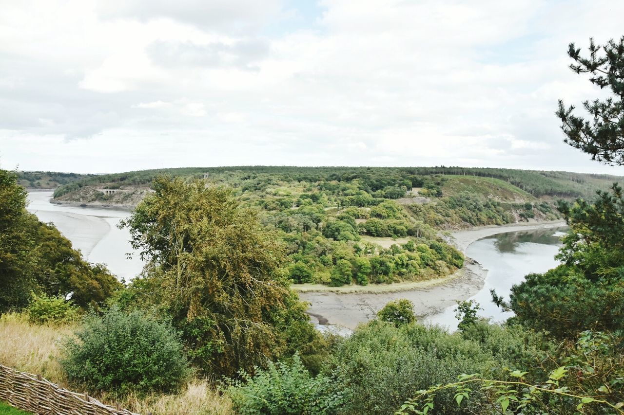 HIGH ANGLE VIEW OF CALM RIVER ALONG COUNTRYSIDE LANDSCAPE