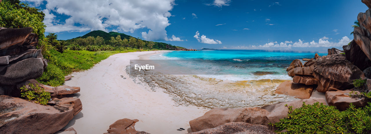 PANORAMIC SHOT OF SEA SHORE AGAINST SKY