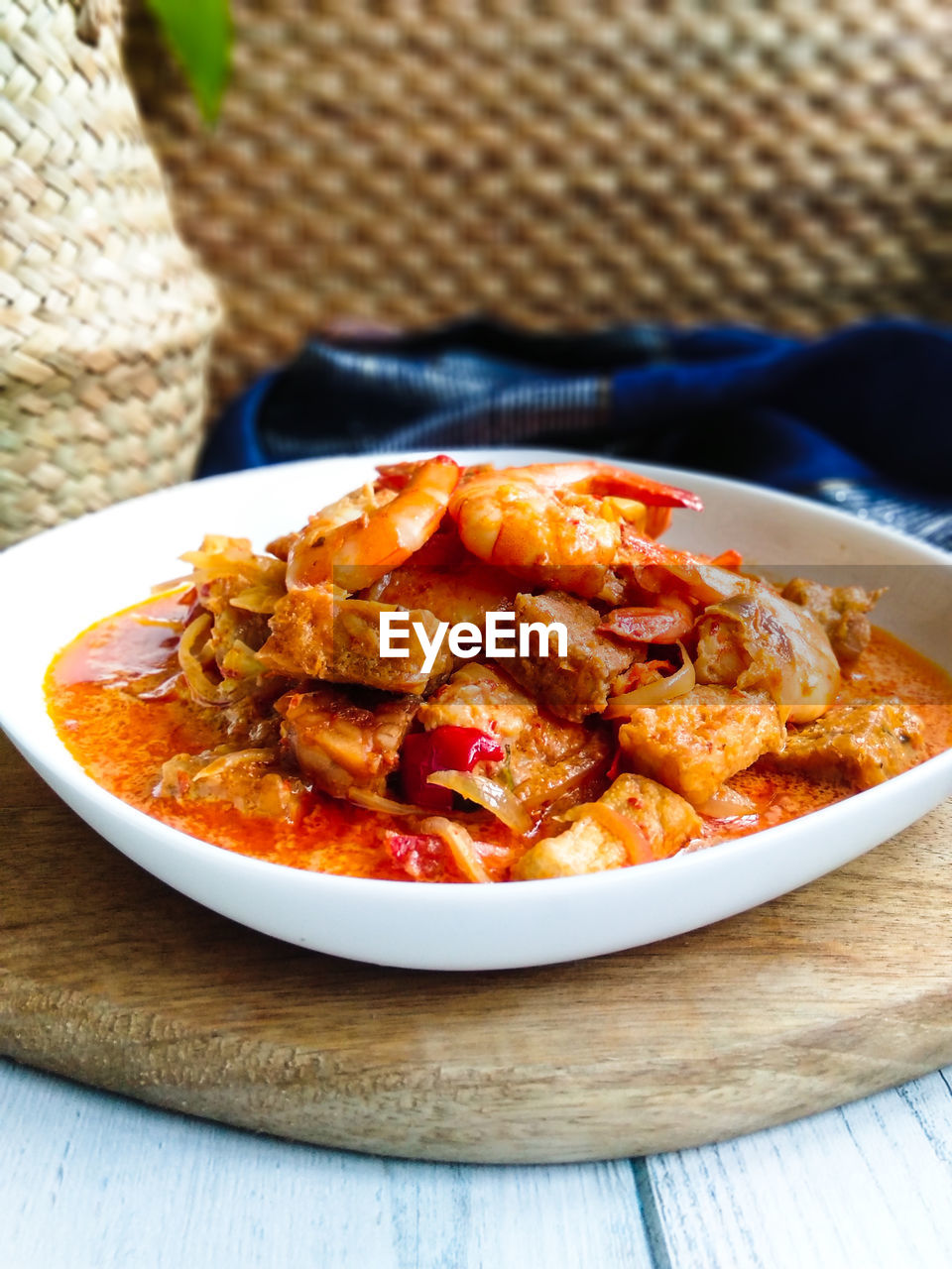 HIGH ANGLE VIEW OF PASTA IN BOWL