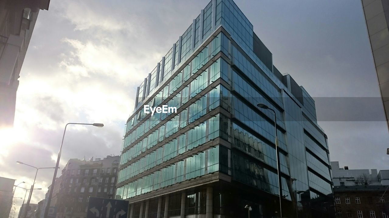 LOW ANGLE VIEW OF MODERN BUILDINGS AGAINST SKY