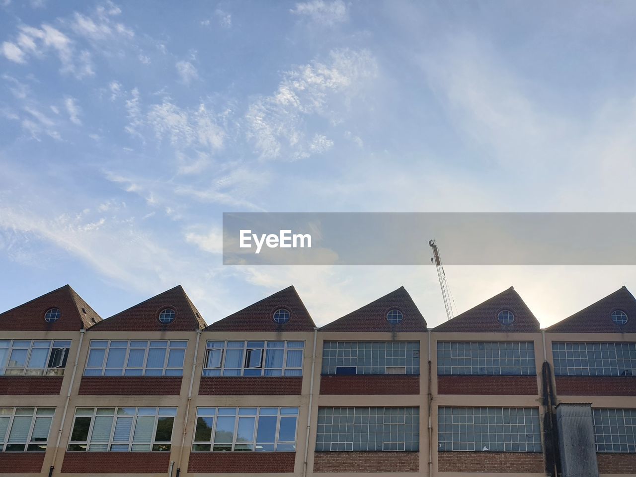 LOW ANGLE VIEW OF HOUSES AGAINST SKY