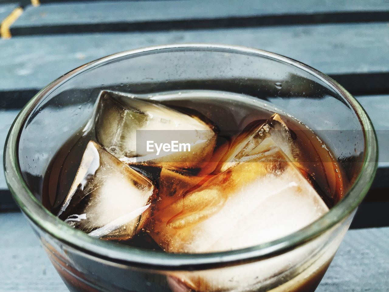 CLOSE-UP OF BEER IN WATER