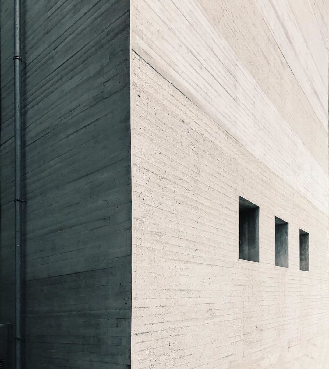 FULL FRAME SHOT OF BRICK WALL WITH WINDOWS