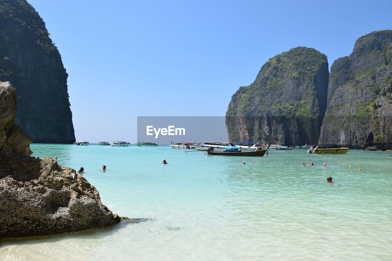 SCENIC VIEW OF SEA AND ROCK FORMATION AGAINST CLEAR SKY