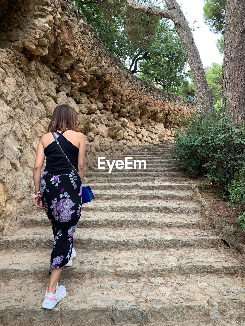 FULL LENGTH REAR VIEW OF WOMAN WALKING ON STEPS