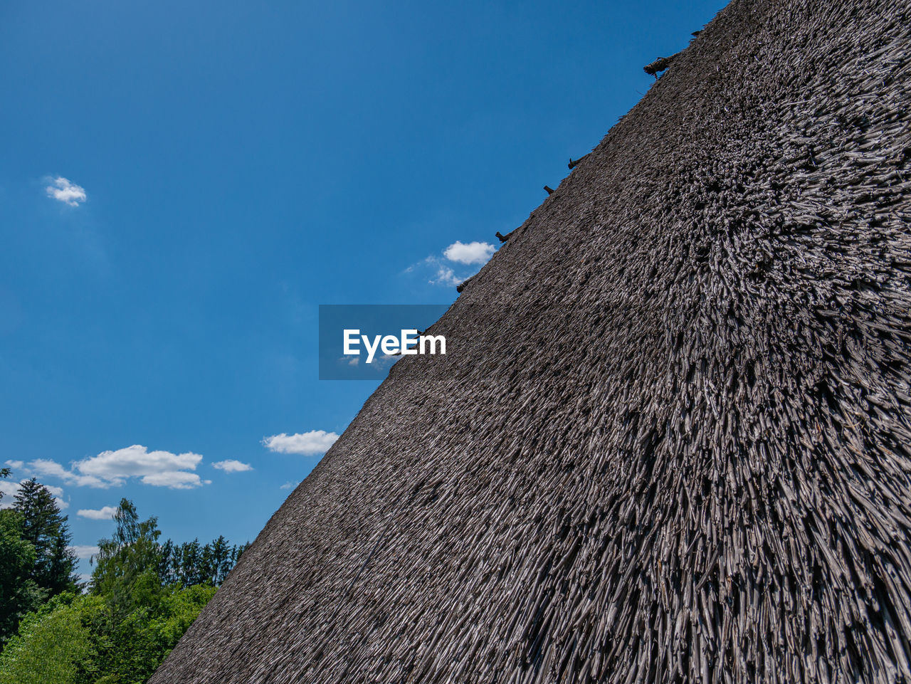 LOW ANGLE VIEW OF ROOF OF BUILDING AGAINST SKY