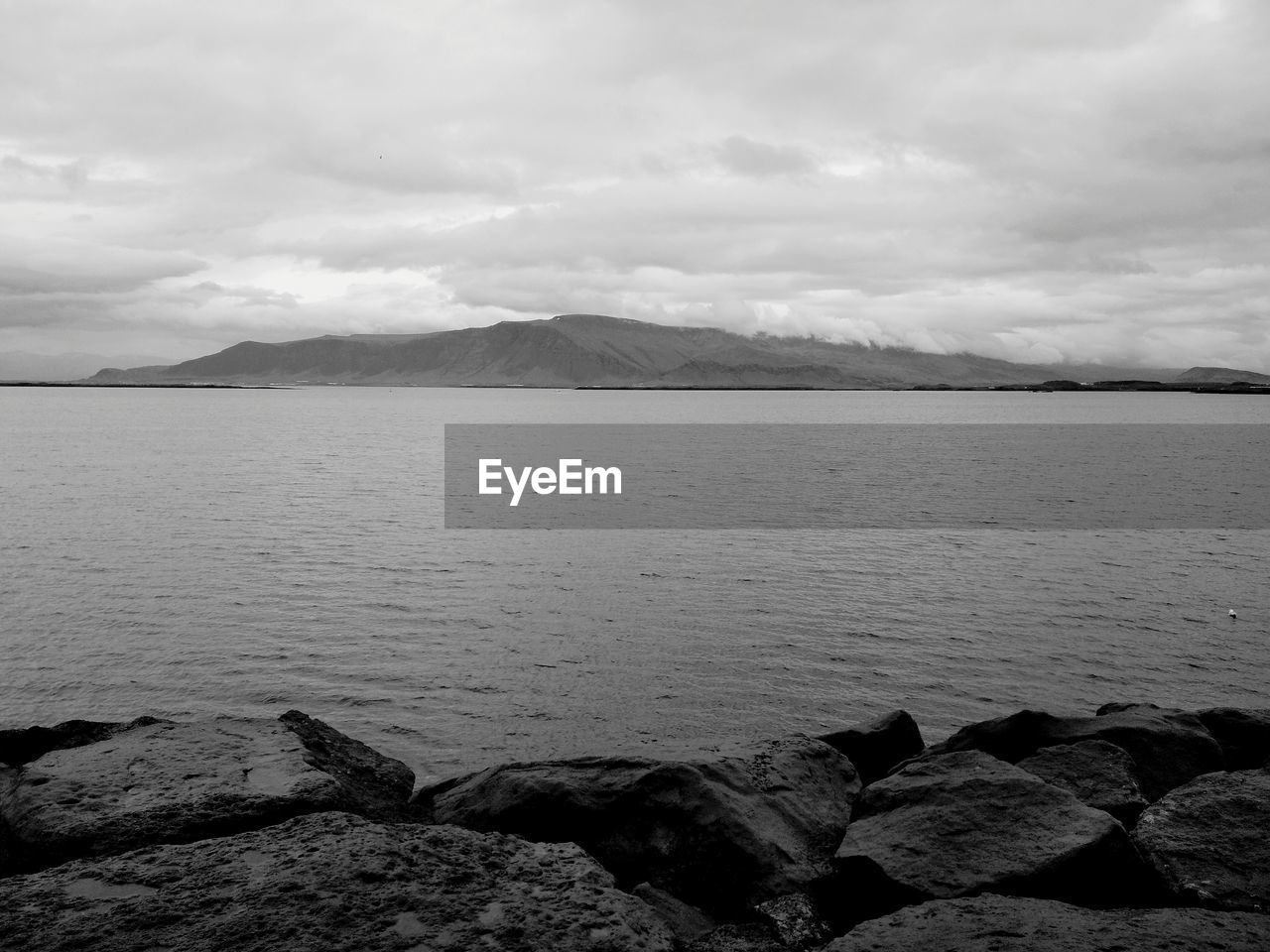 SCENIC VIEW OF SEA AND MOUNTAIN AGAINST SKY