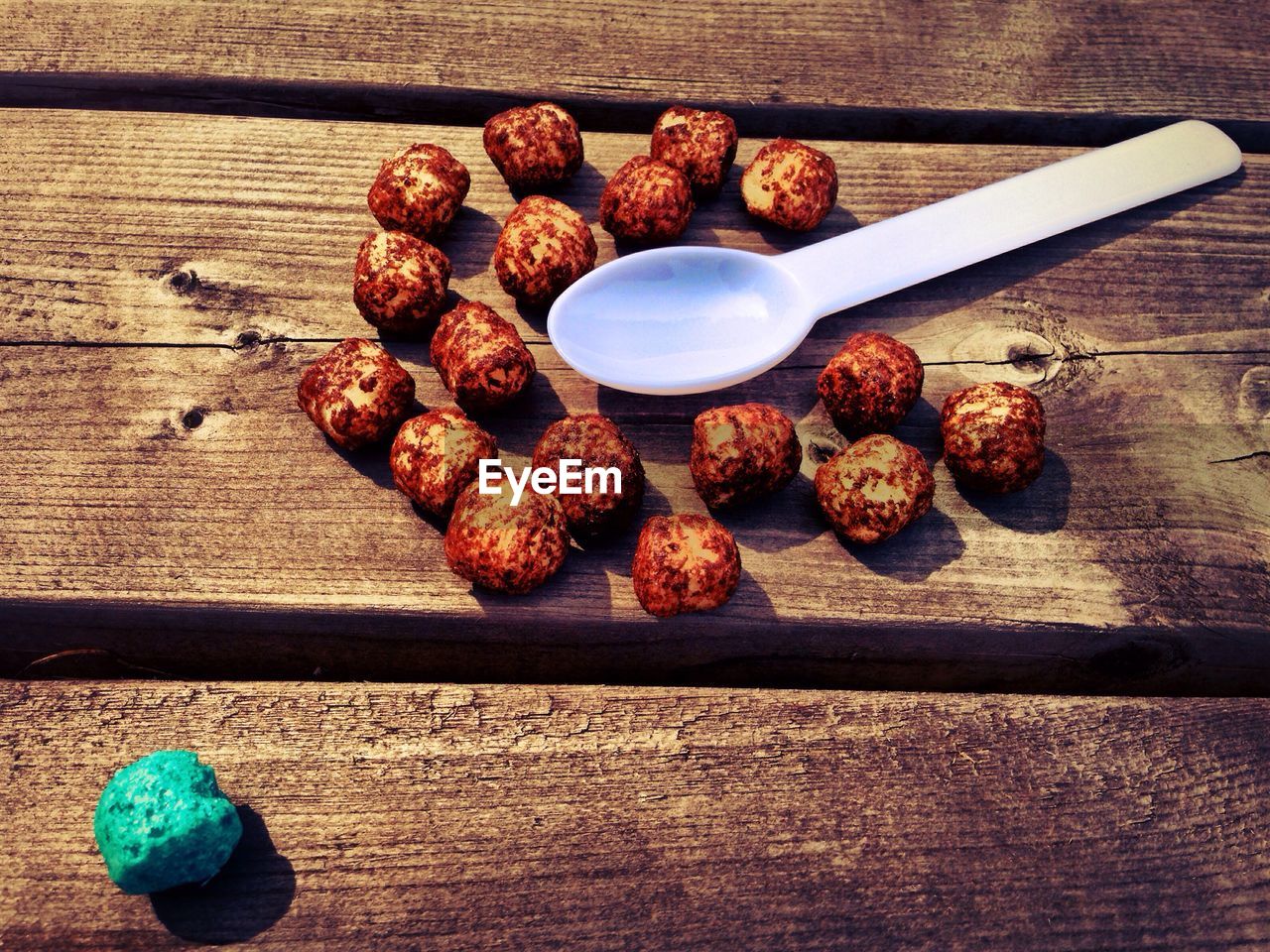 FULL FRAME SHOT OF VEGETABLES ON TABLE