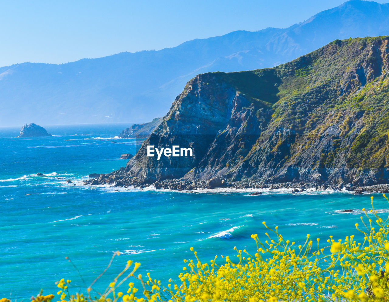 Gorgeous pacific coast highway 1 along big sur california  dramatic sea cliffs meet  turquoise ocean
