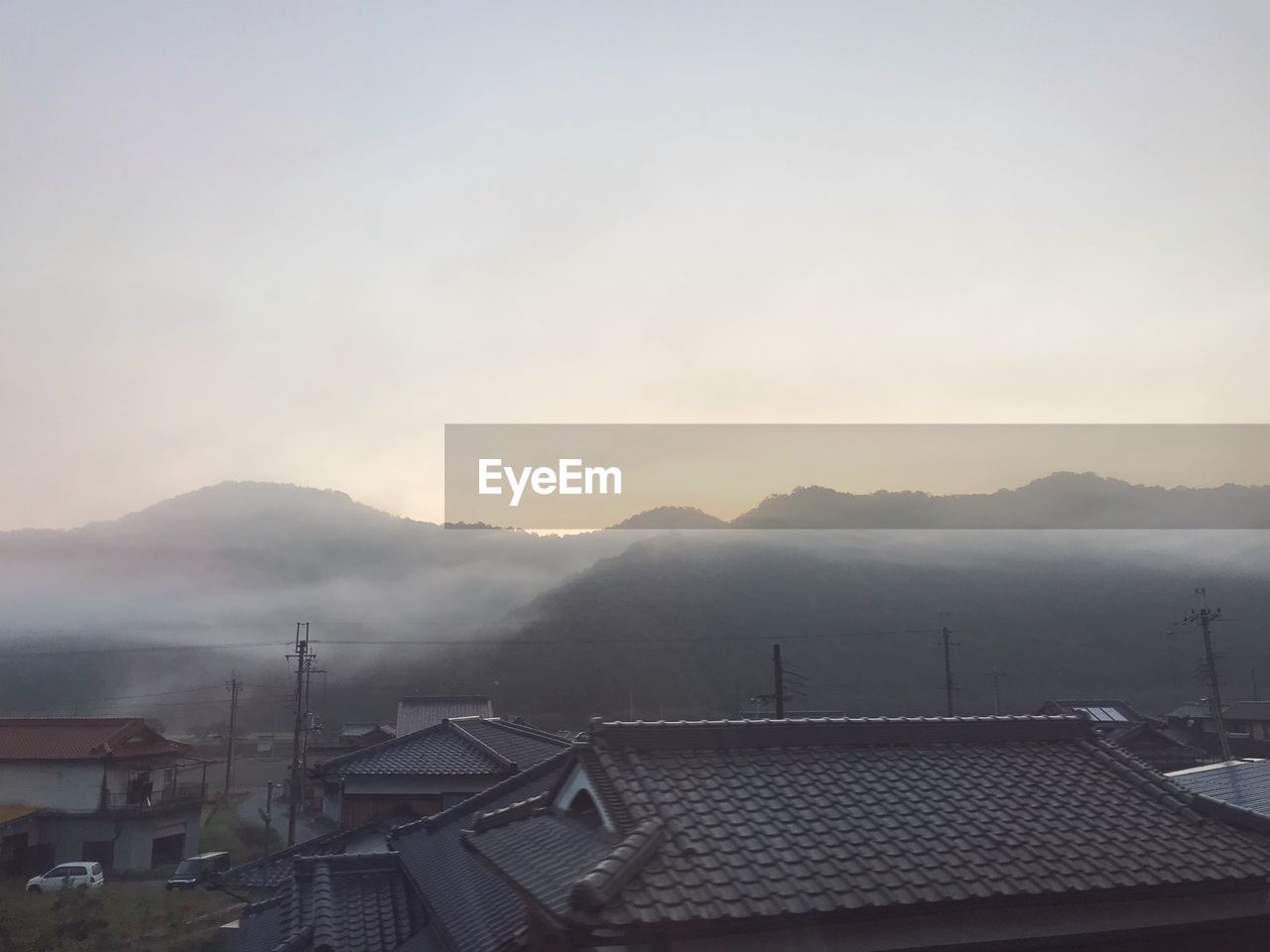 HIGH ANGLE VIEW OF HOUSES AGAINST SKY