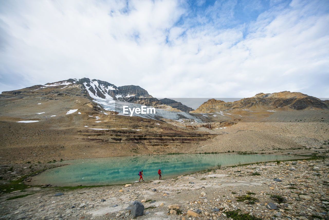 Hiking alongside turquoise glacial lake