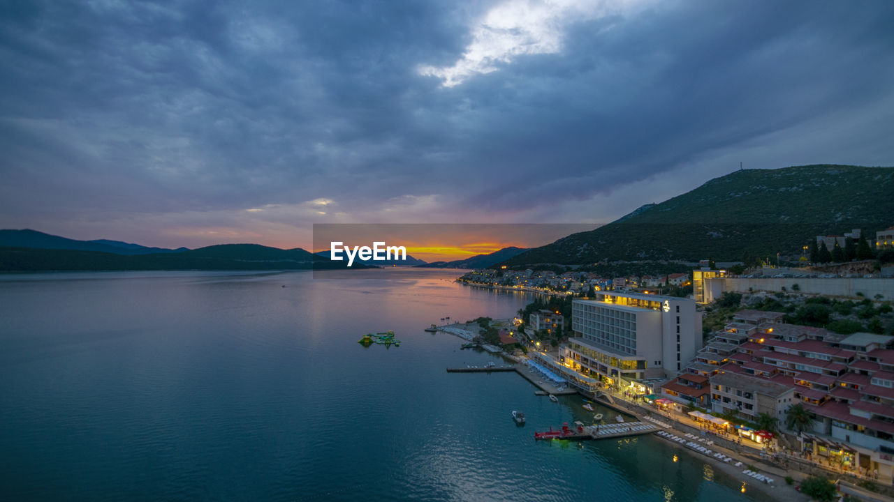 SCENIC VIEW OF BAY AGAINST SKY