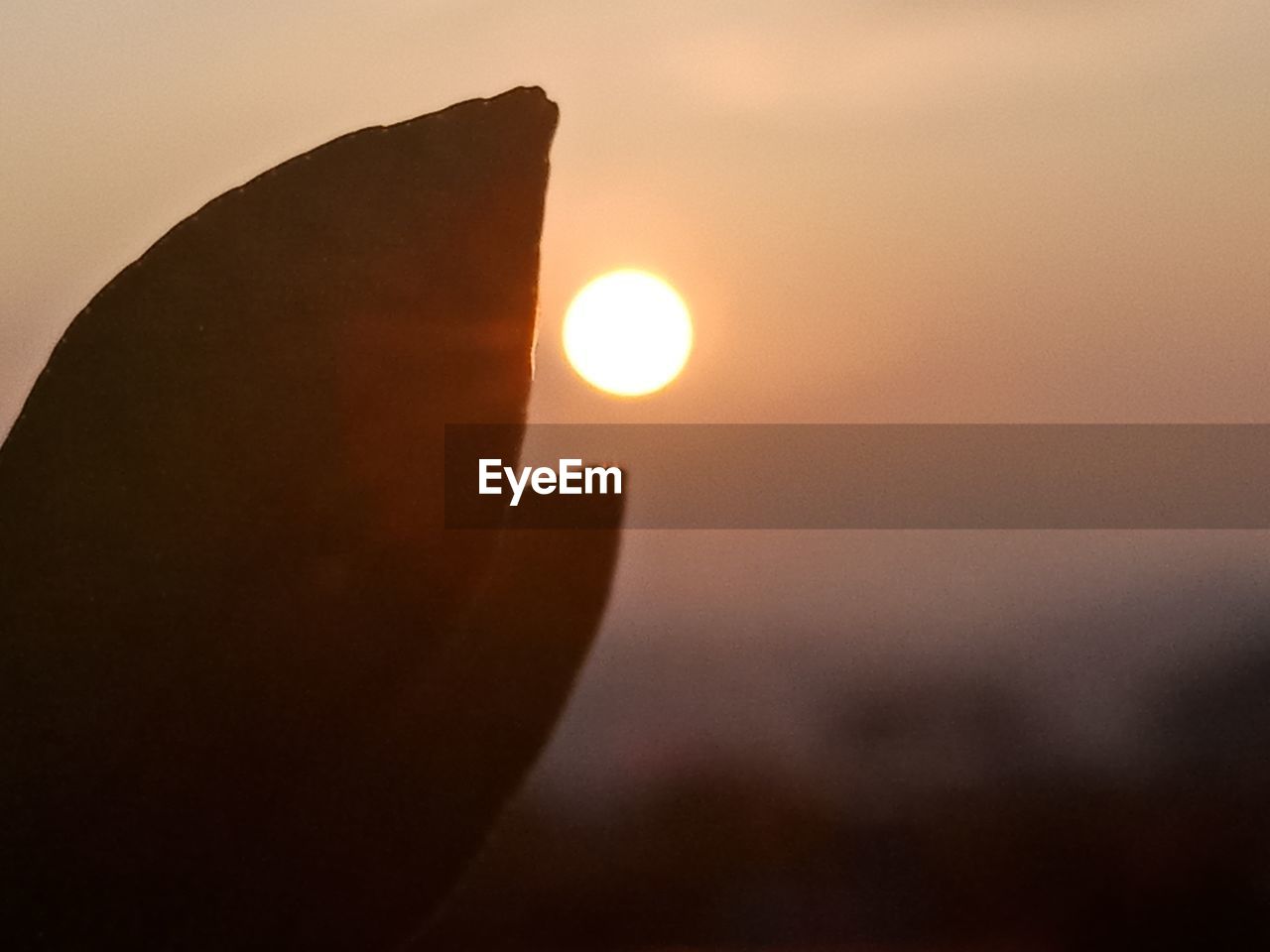 CLOSE-UP OF SUN AGAINST SKY DURING SUNSET