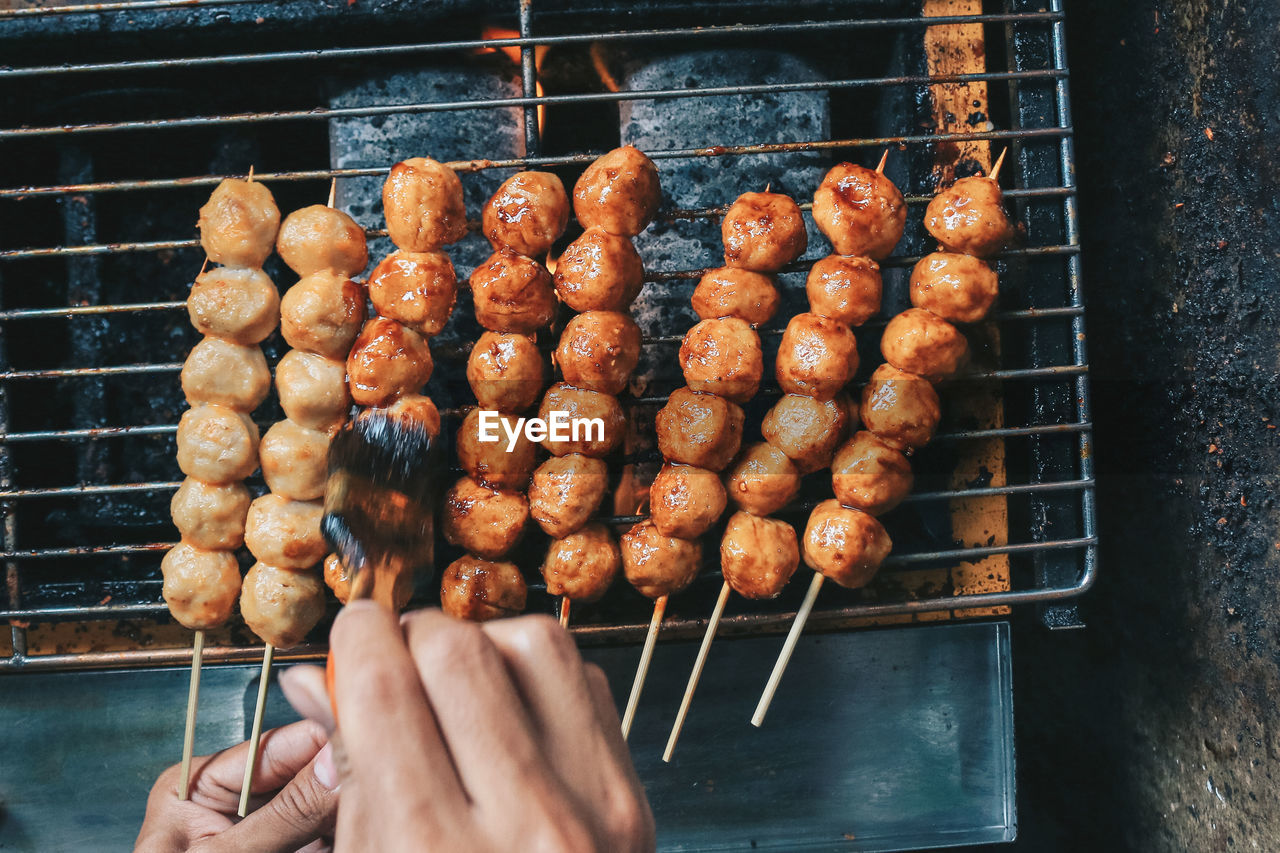 MIDSECTION OF PERSON PREPARING FOOD