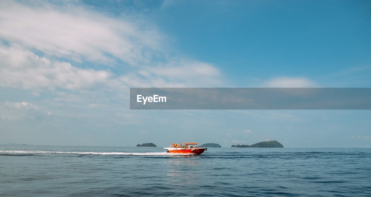 BOAT IN SEA AGAINST SKY