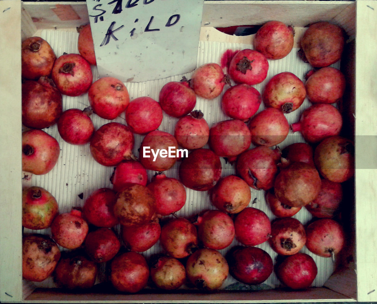 HIGH ANGLE VIEW OF APPLES