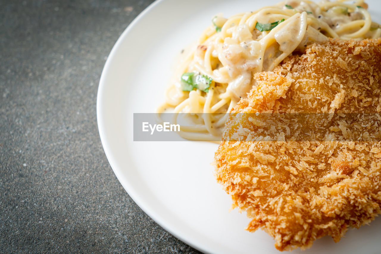 HIGH ANGLE VIEW OF PASTA IN PLATE