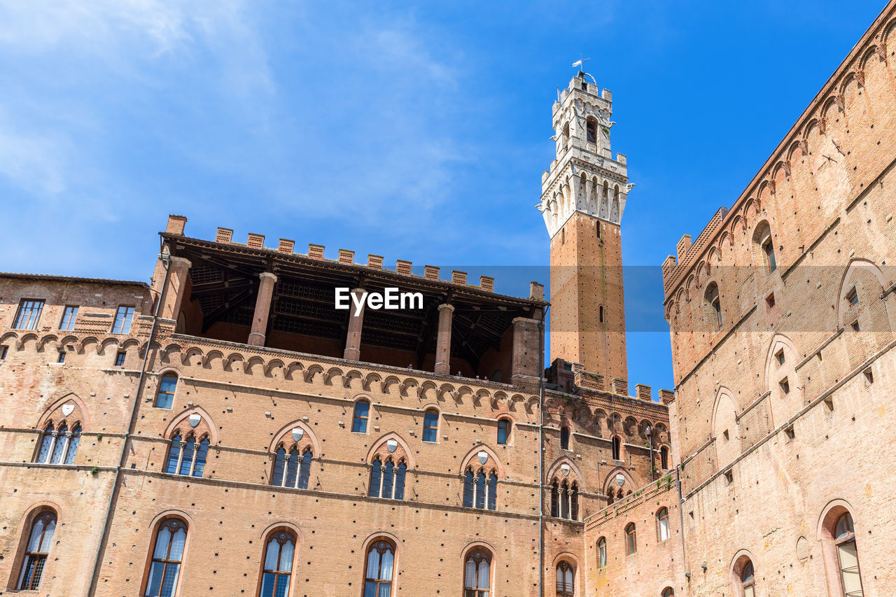 Palazzo pubblico with the torre del mangia bell tower in siena, italy