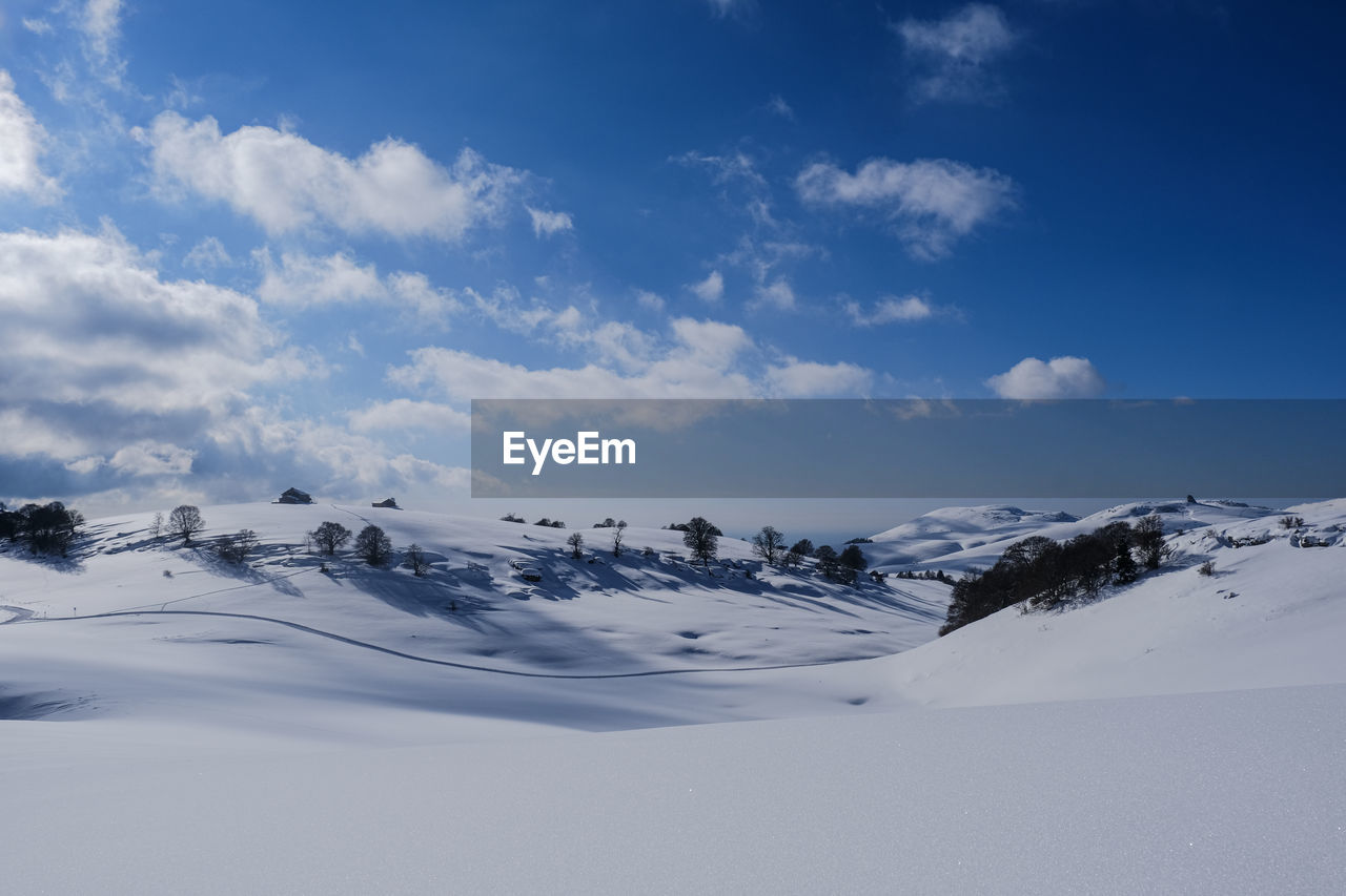 SNOW COVERED MOUNTAIN AGAINST SKY