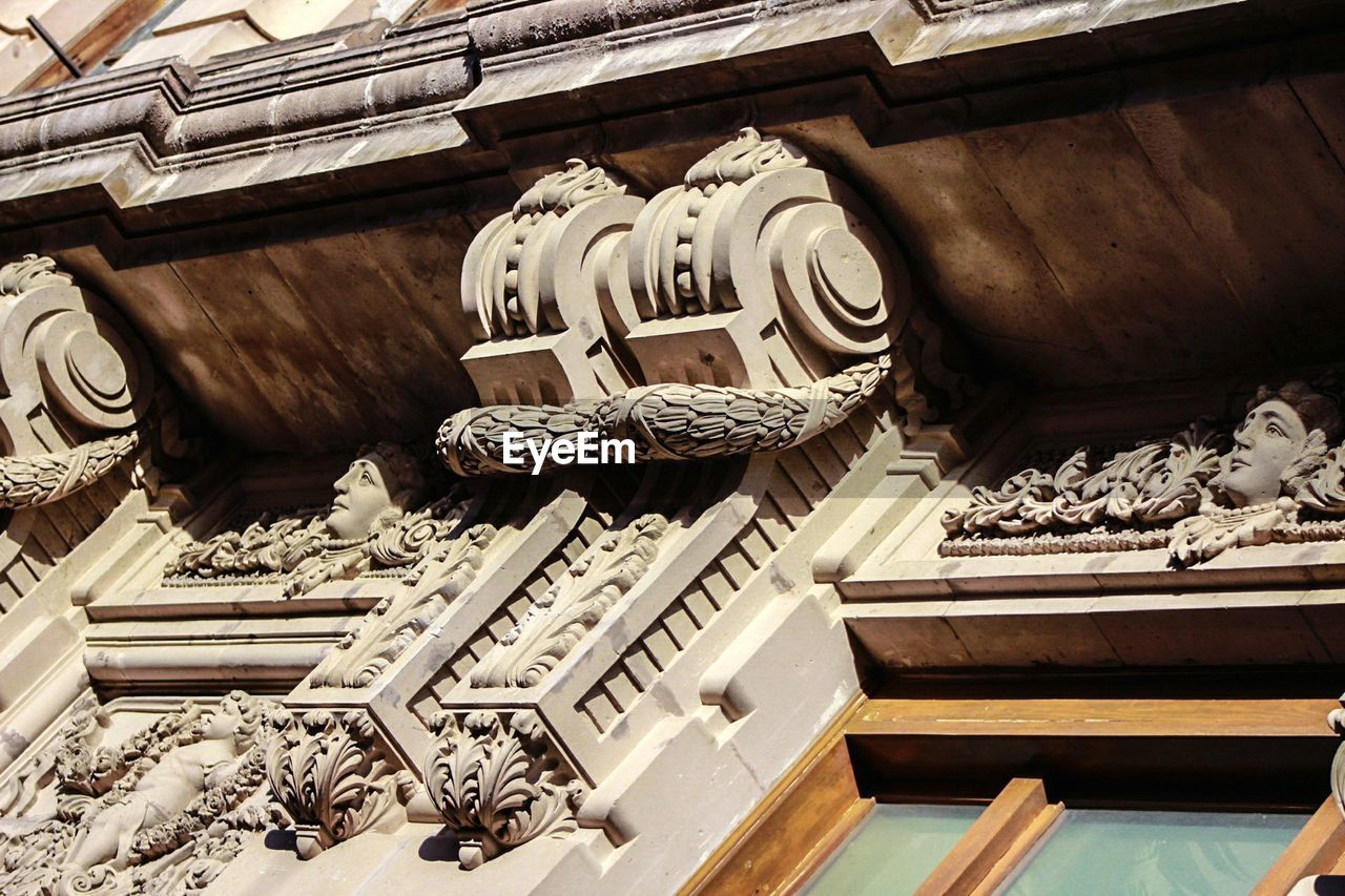 LOW ANGLE VIEW OF SCULPTURES ON CEILING