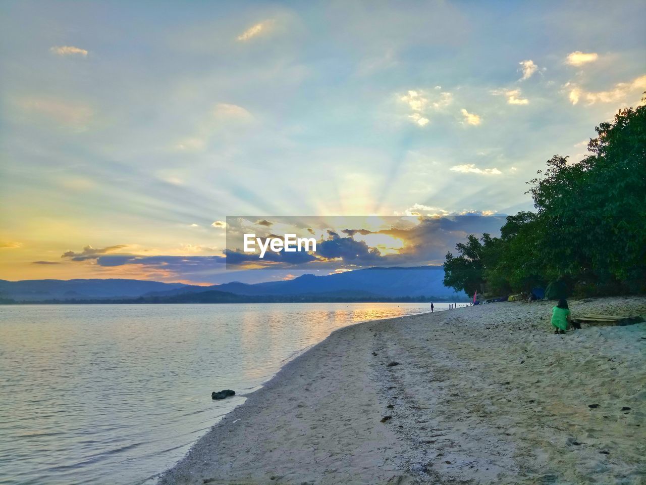 SCENIC VIEW OF SEA AGAINST SKY AT SUNSET