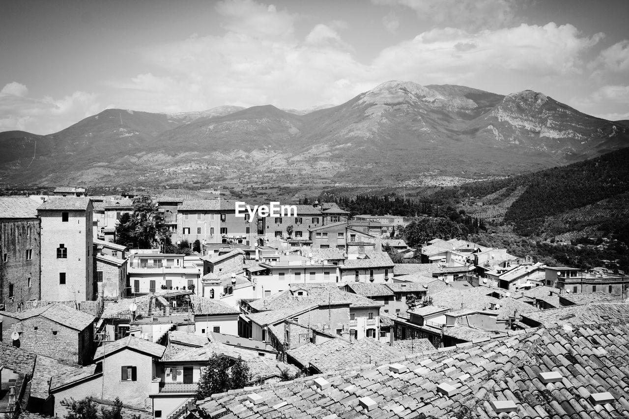 HIGH ANGLE VIEW OF BUILDINGS IN TOWN