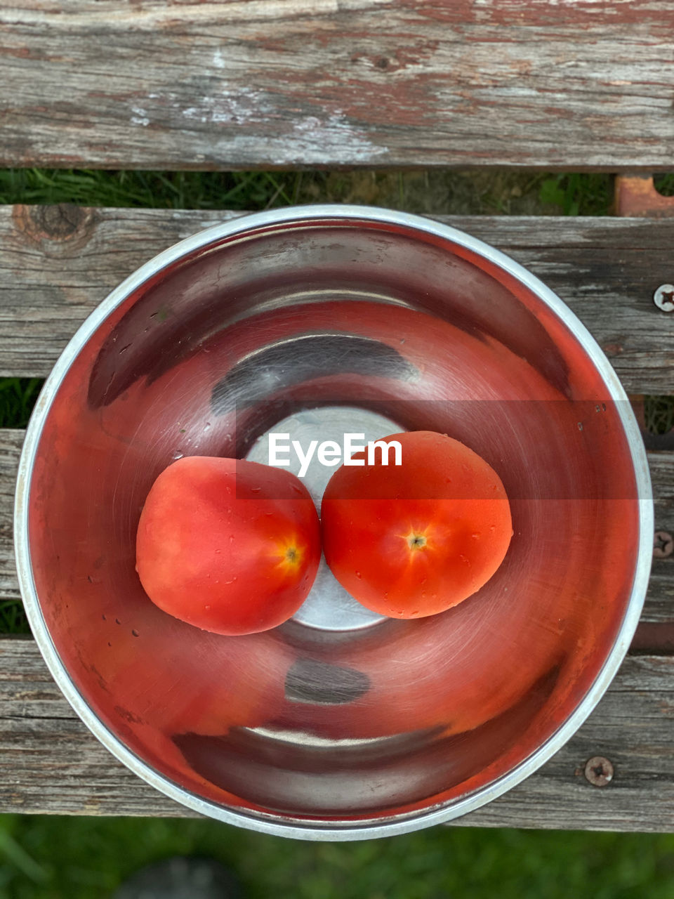 HIGH ANGLE VIEW OF TOMATOES IN BOWL