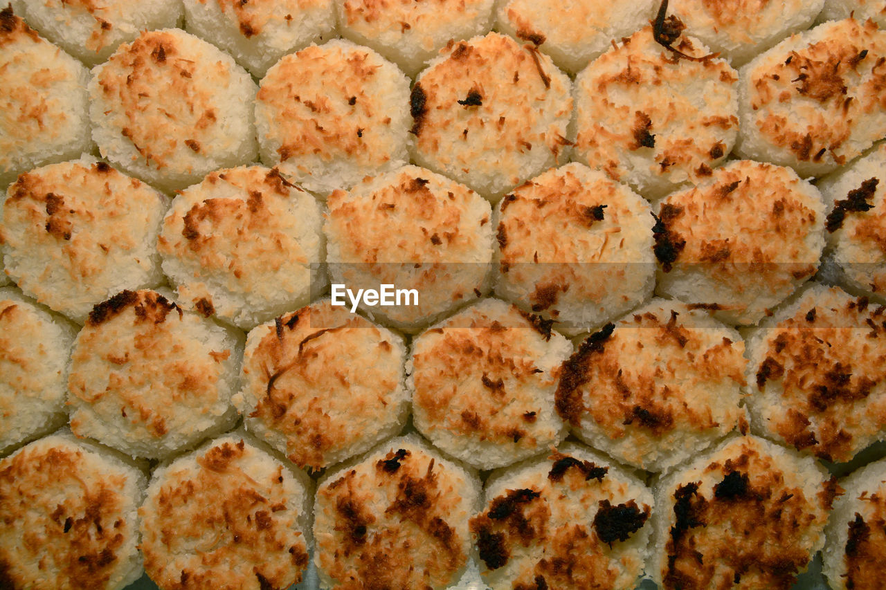 FULL FRAME SHOT OF BREAD IN CONTAINER