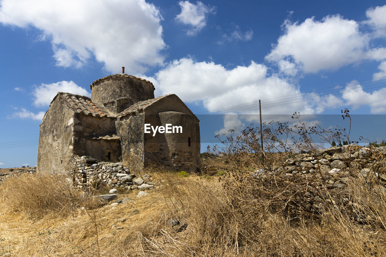 LOW ANGLE VIEW OF OLD RUIN BUILDING AGAINST SKY