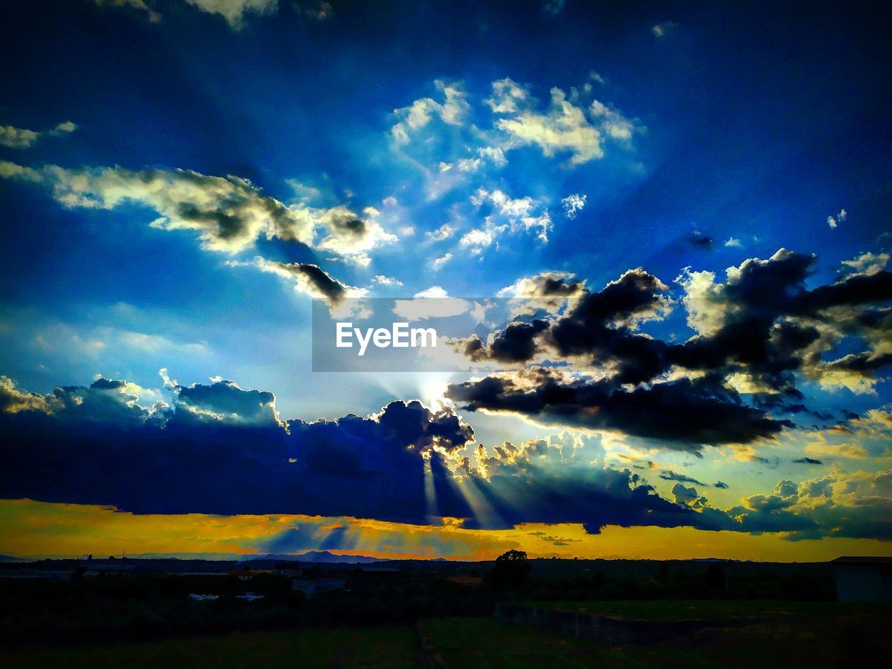 LOW ANGLE VIEW OF DRAMATIC SKY OVER LANDSCAPE