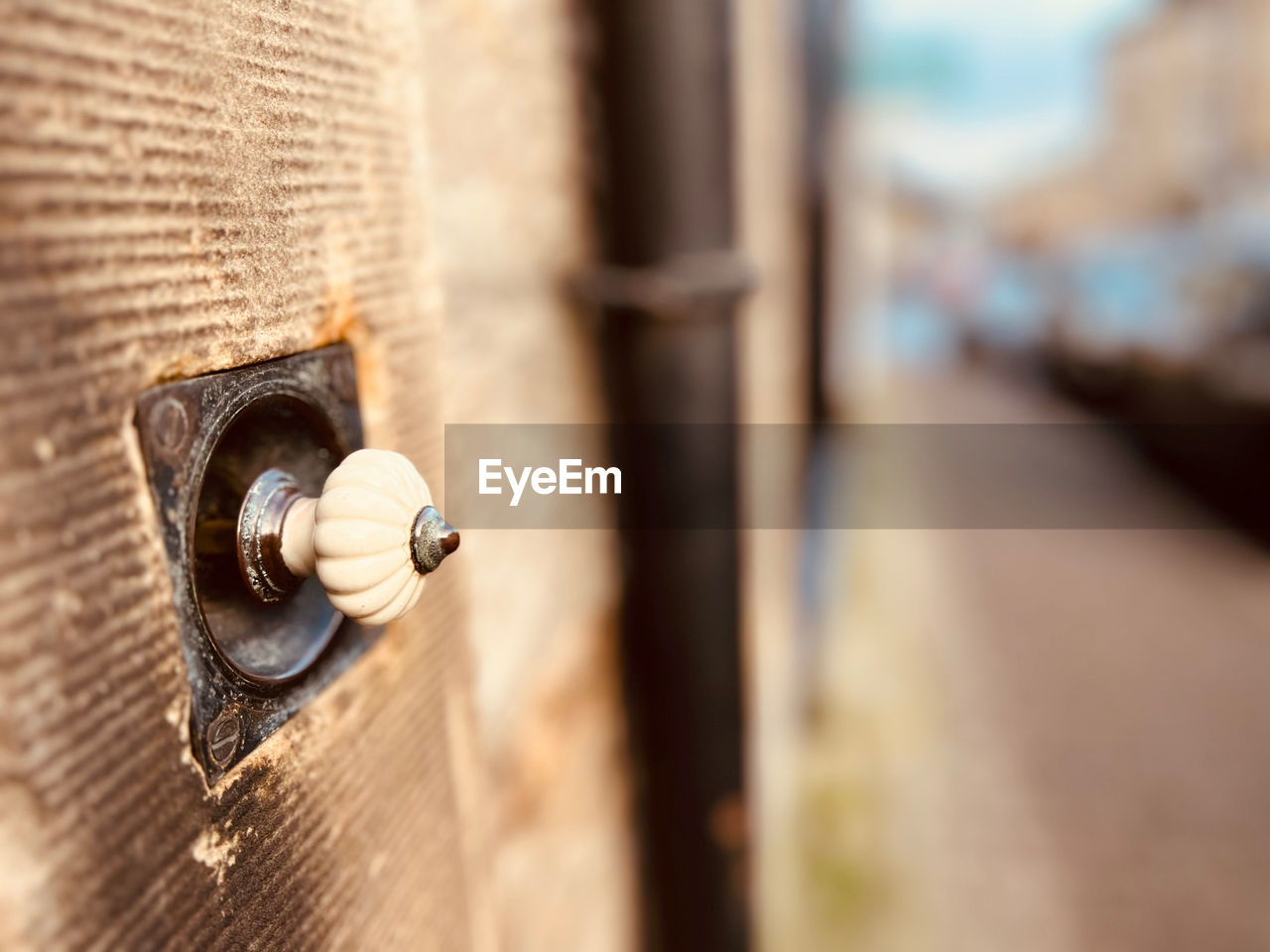 close-up, door, entrance, architecture, selective focus, wood, door handle, no people, lock, security, day, focus on foreground, built structure, building exterior, protection, knob, metal, outdoors, old, building