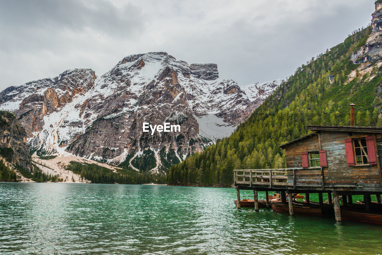 SCENIC VIEW OF LAKE AND MOUNTAINS AGAINST SKY DURING WINTER