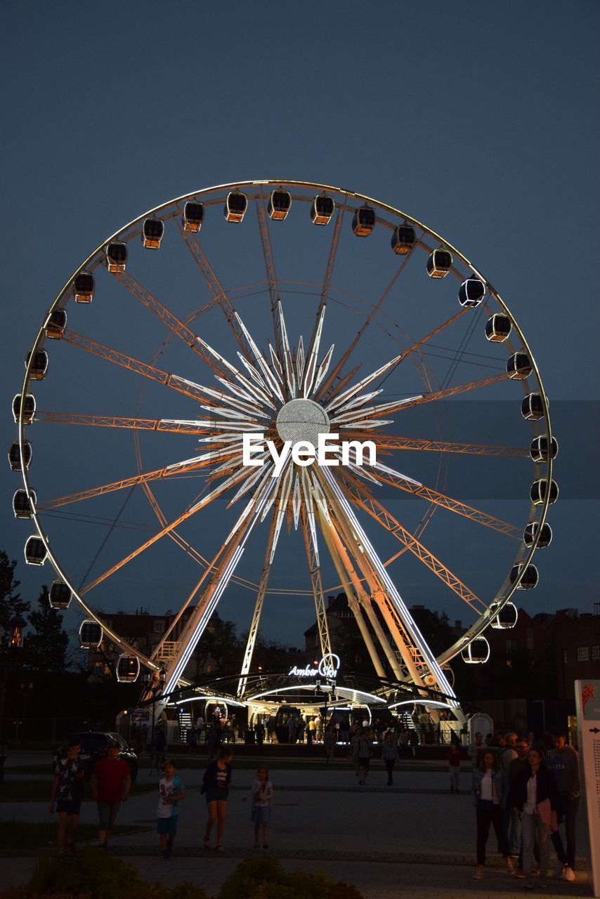 FERRIS WHEEL AT AMUSEMENT PARK