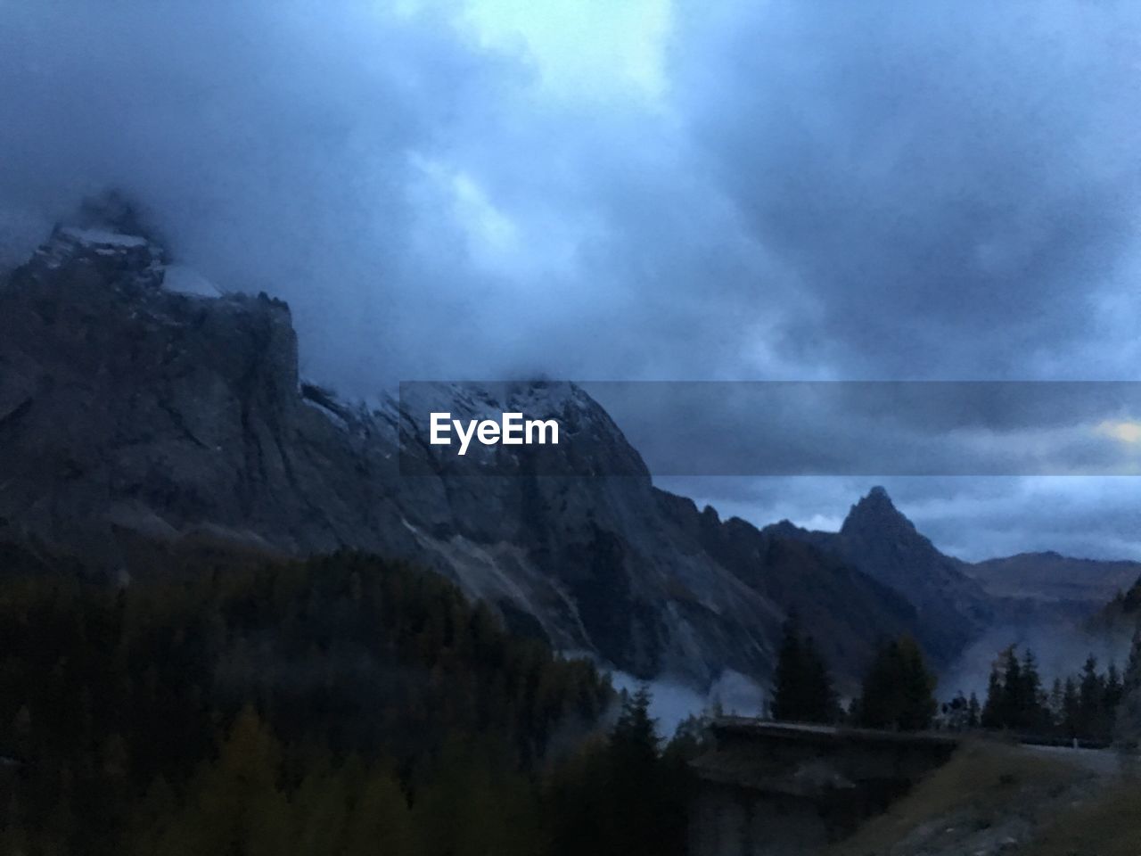 IDYLLIC SHOT OF MOUNTAINS AGAINST SKY